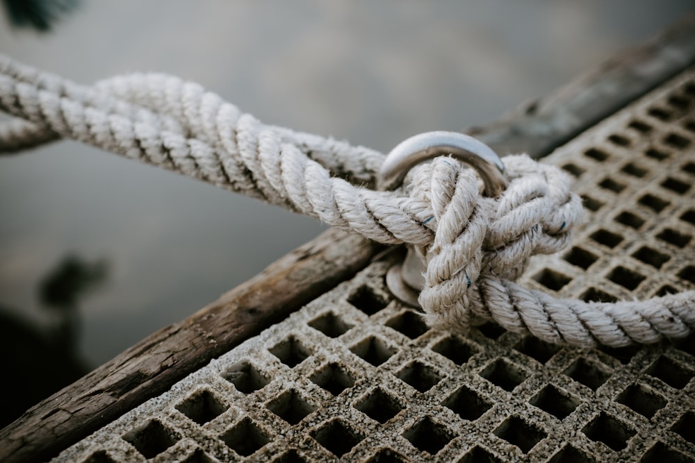 corde grise enroulée autour d’un anneau en métal gris