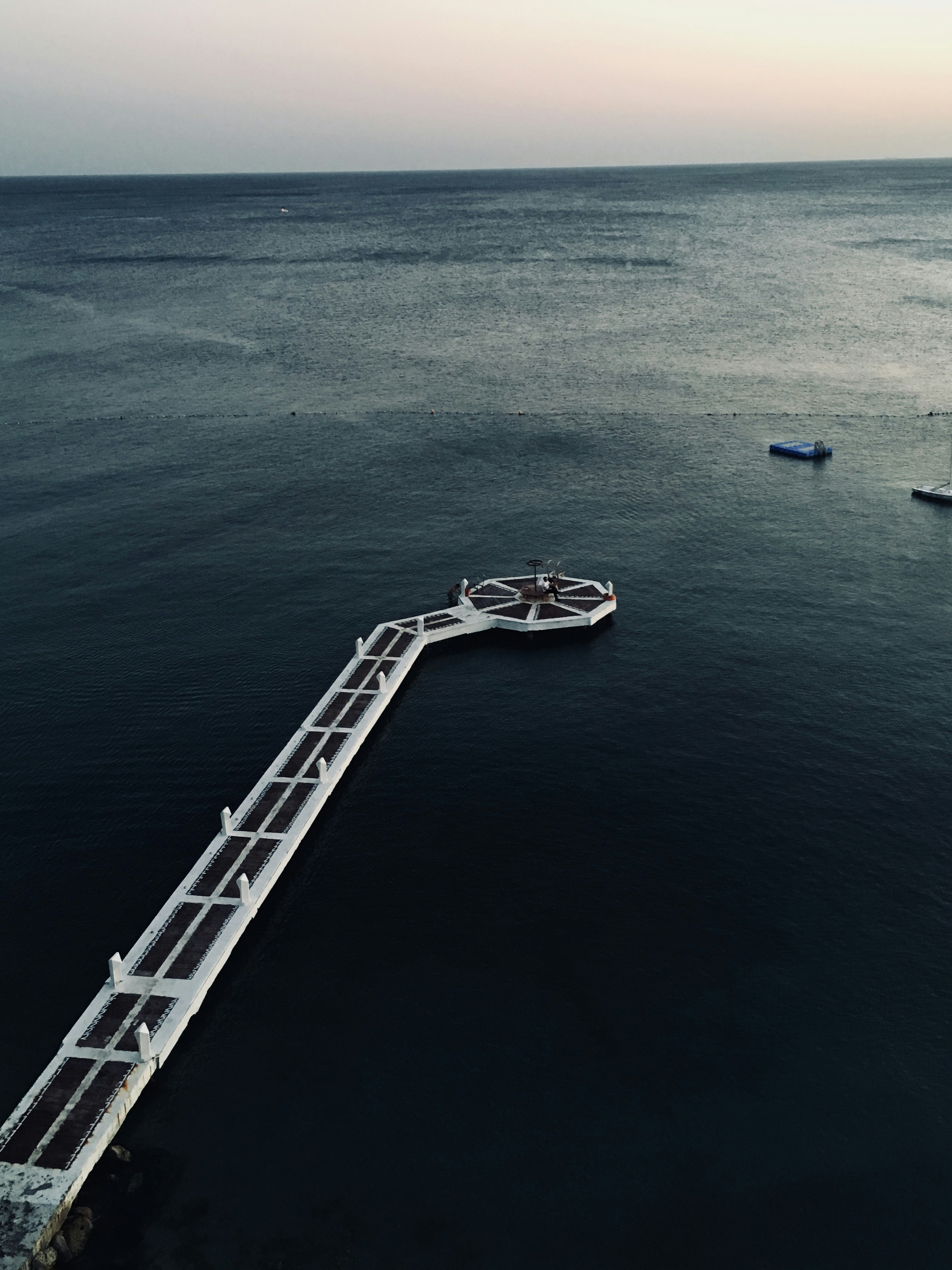 Dock aus weißem und schwarzem Metall