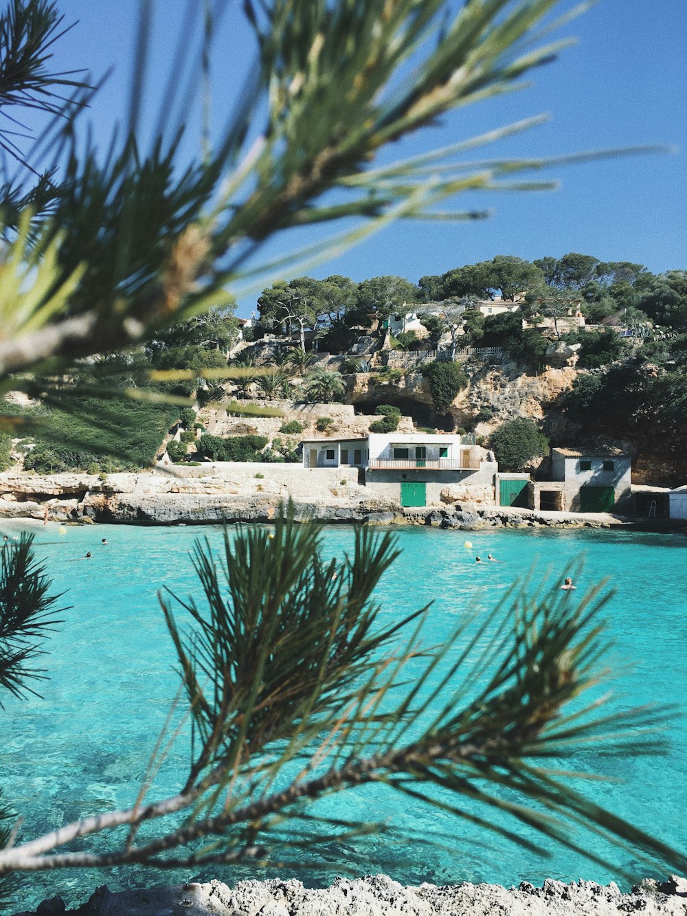 Fotografía de enfoque selectivo de una casa de hormigón cerca de Blue Water