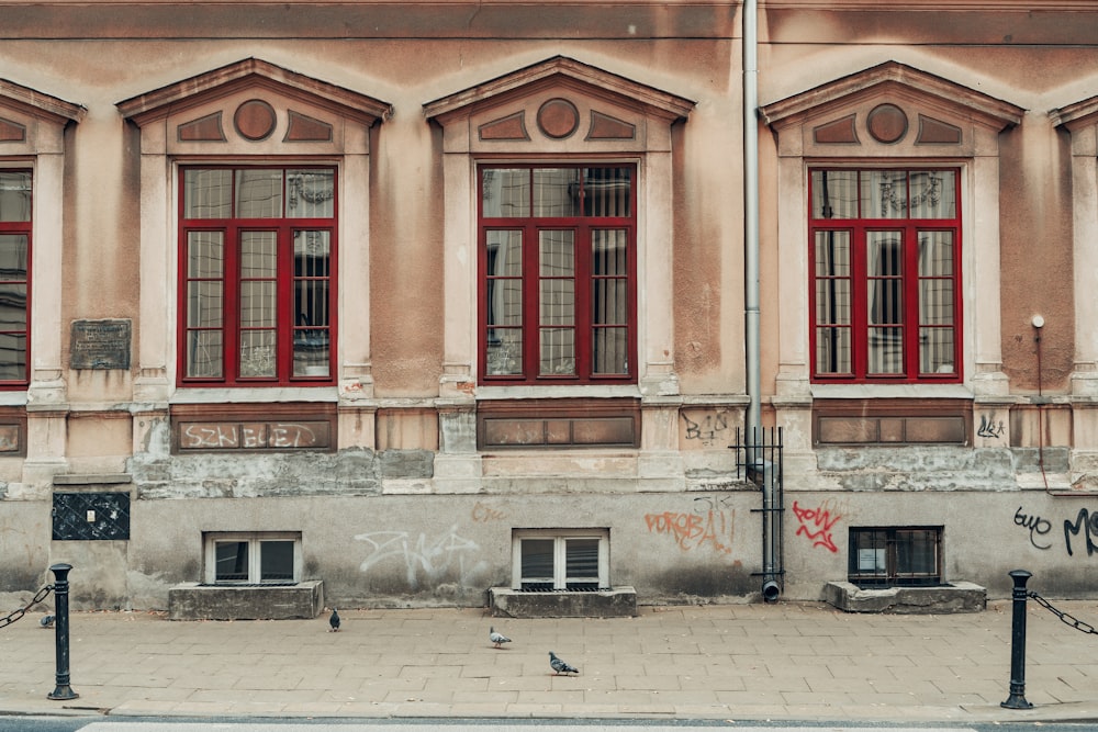 Casa in cemento marrone con finestra rossa