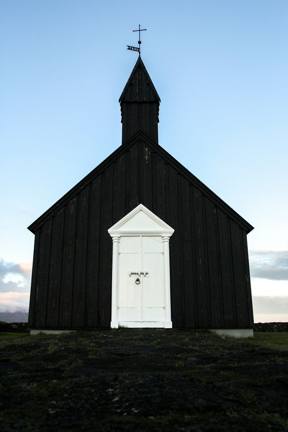 Schwarz-weiße Kirche unter blauem Himmel