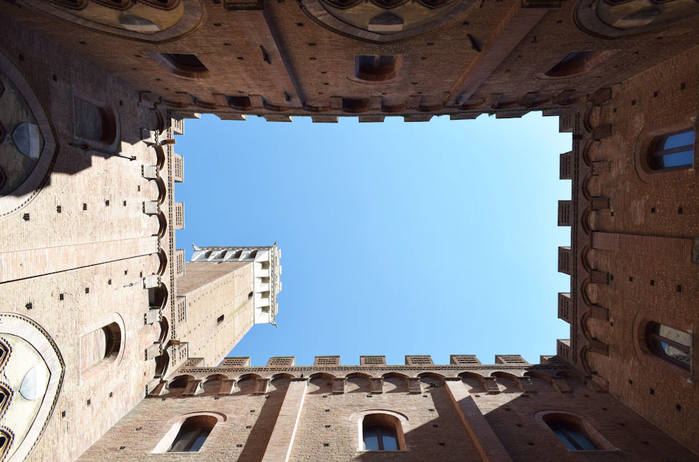Binnenplaats van het Palazzo Pubblico met de Torre del Mangia boven de bakstenen muren