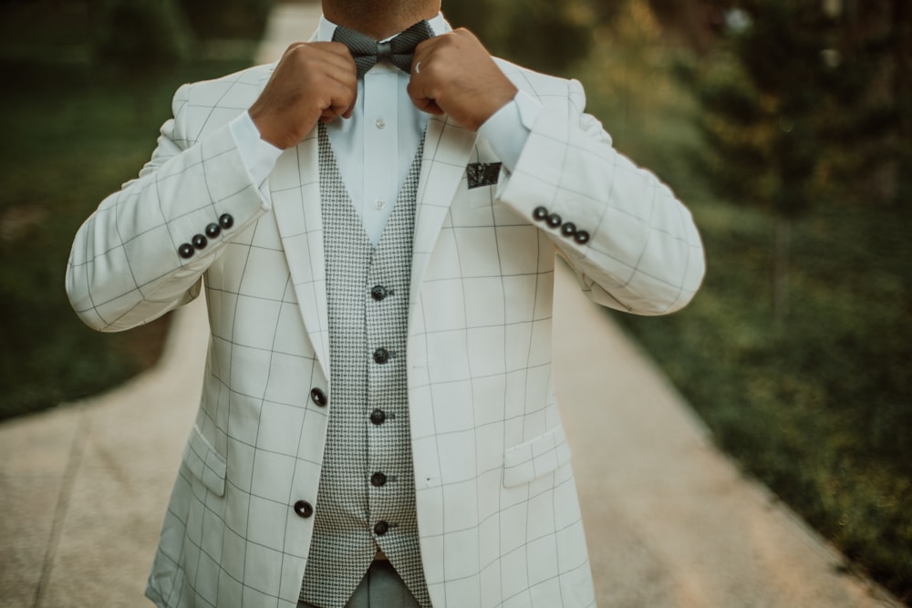 Hombre con chaqueta de traje blanco