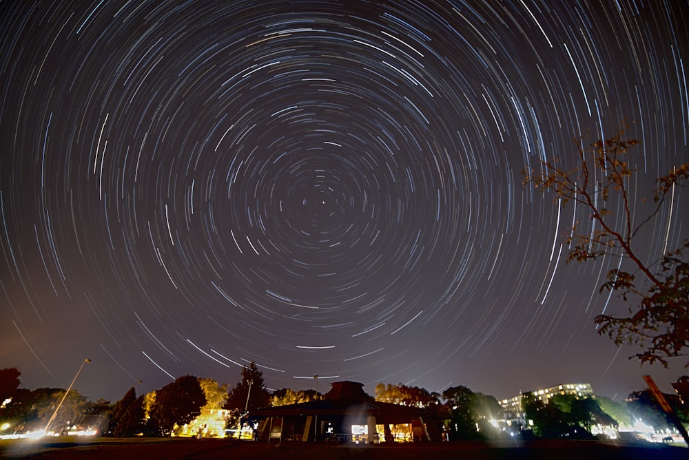 foto dal basso del lucernario scattata di notte