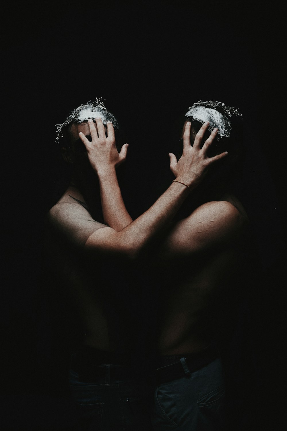 두 인간의 얼굴을 덮는 두 인간의 손 예술