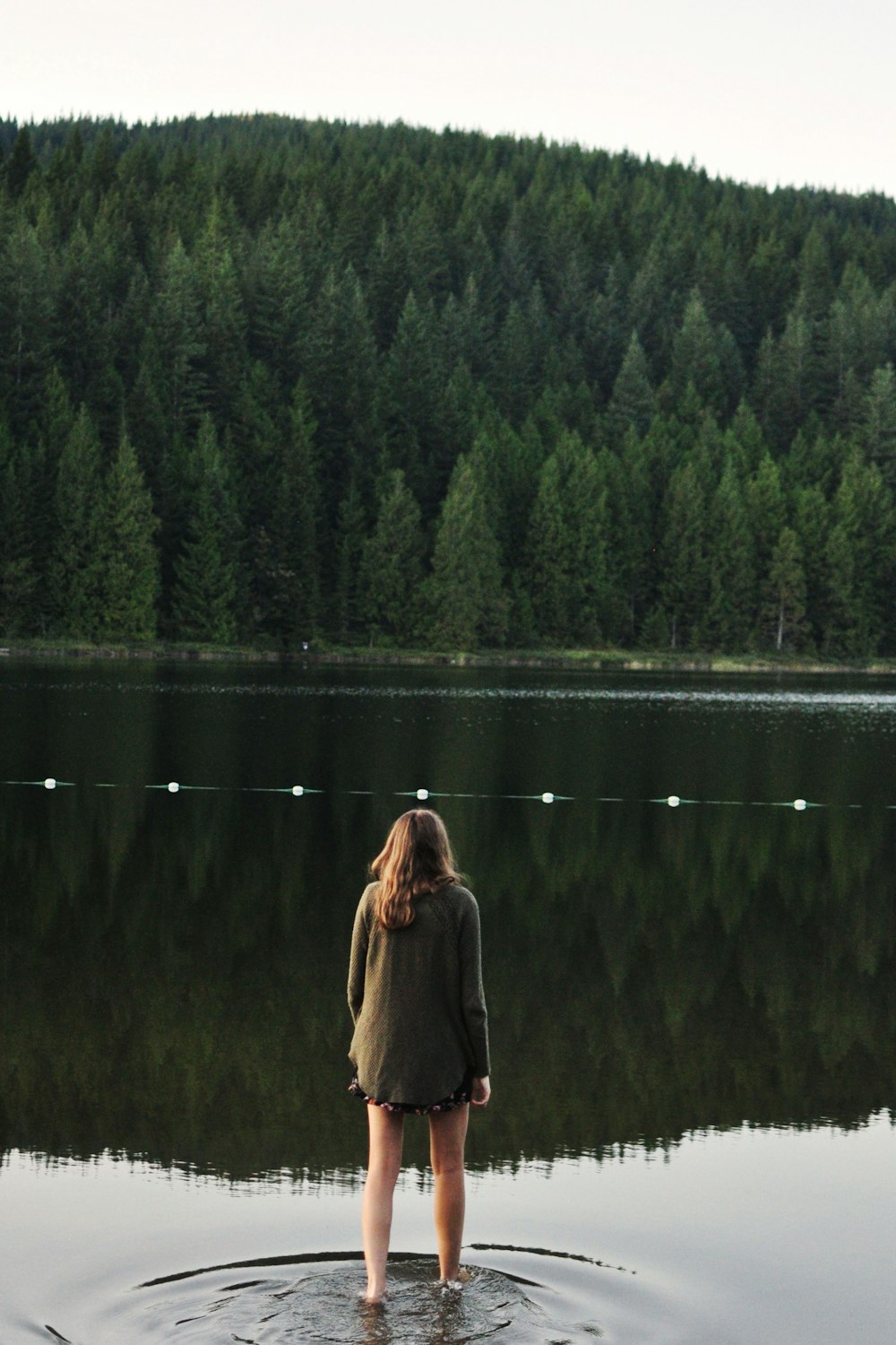 Женщина в озере. Девушка у лесного озера. Женское озеро. Девочка возле озера.