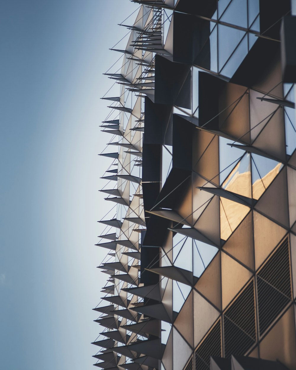 Fotografía de ángulo bajo de un edificio marrón y claro durante el día