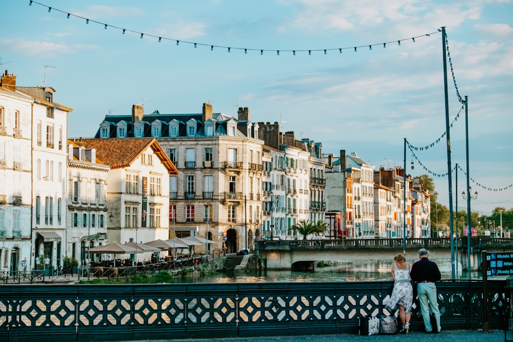 homme et femme debout sur le pont pendant la journée