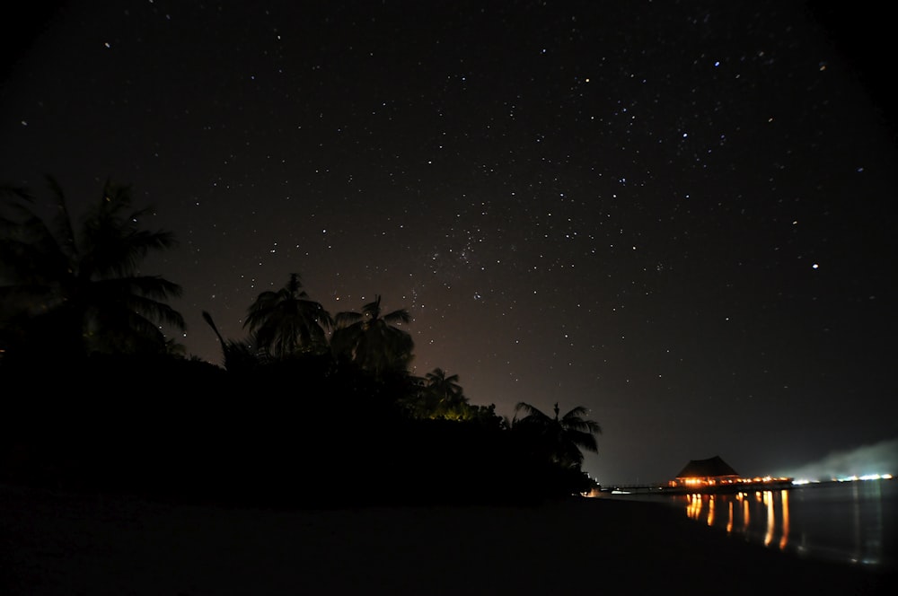 beleuchtetes Haus auf der Insel während der Nacht