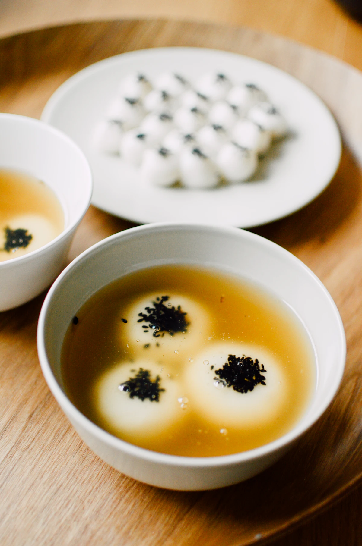 Bát Tteok-mandu-guk kết hợp bánh gạo và bánh xếp mandu hấp dẫn