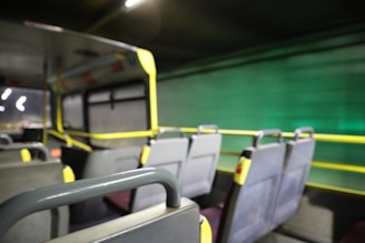 Interior view of a micro-ônibus with plush leather seats and ambient lighting.