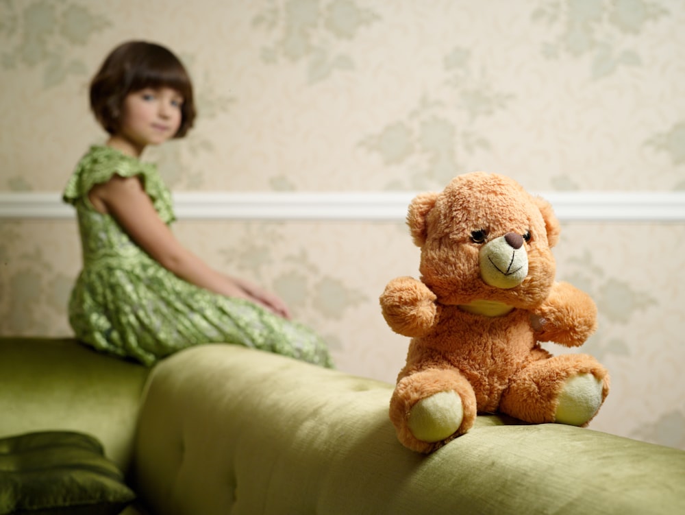 Fotografía de enfoque selectivo de juguete de peluche de oso pardo en sofá