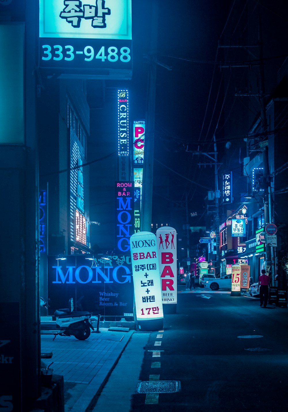 Beschilderung der Mong Bar in der Nähe der Straße