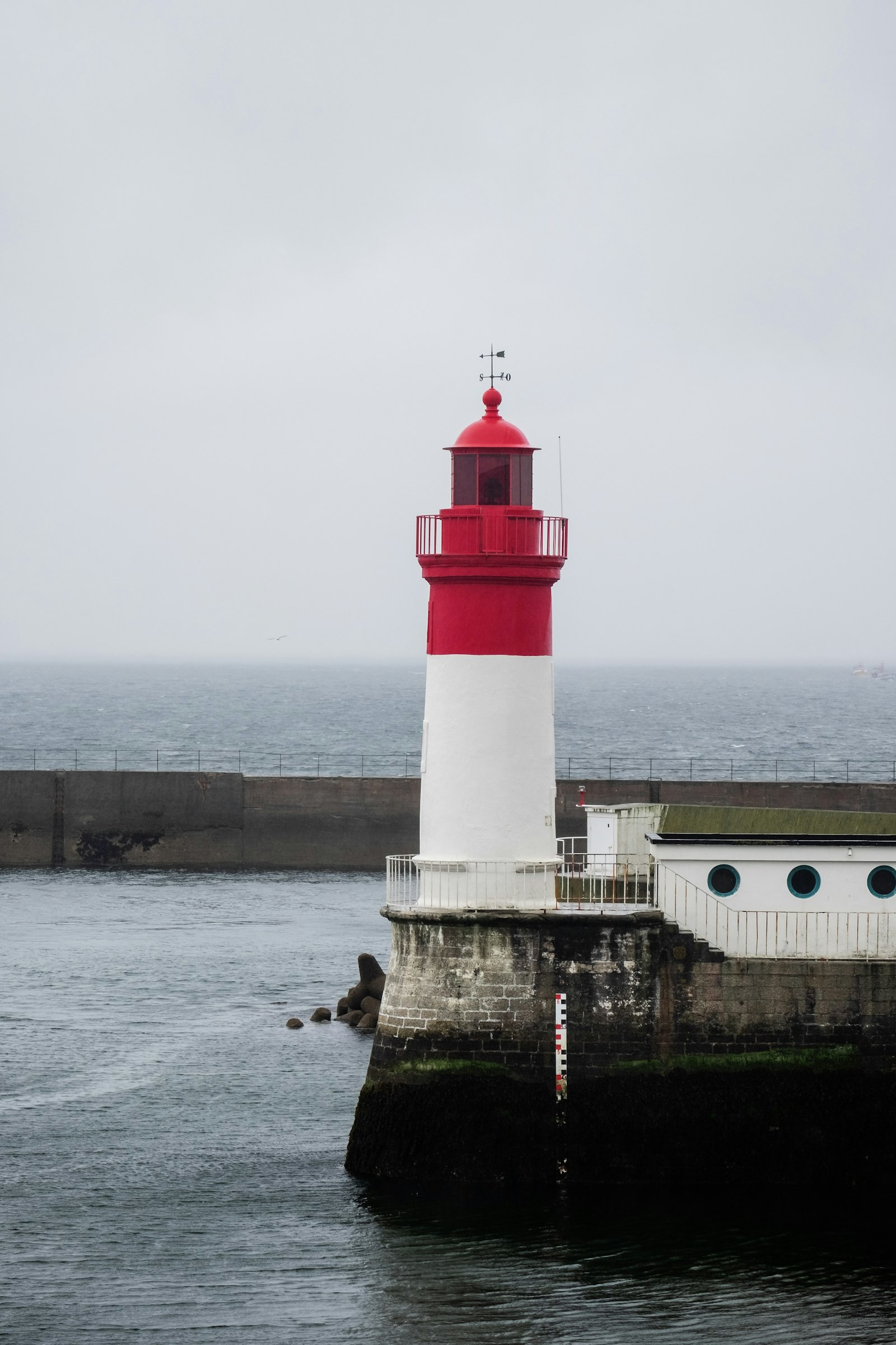 Fujifilm X-T1 + Fujifilm XF 55-200mm F3.5-4.8 R LM OIS sample photo. White and red lighthouse photography