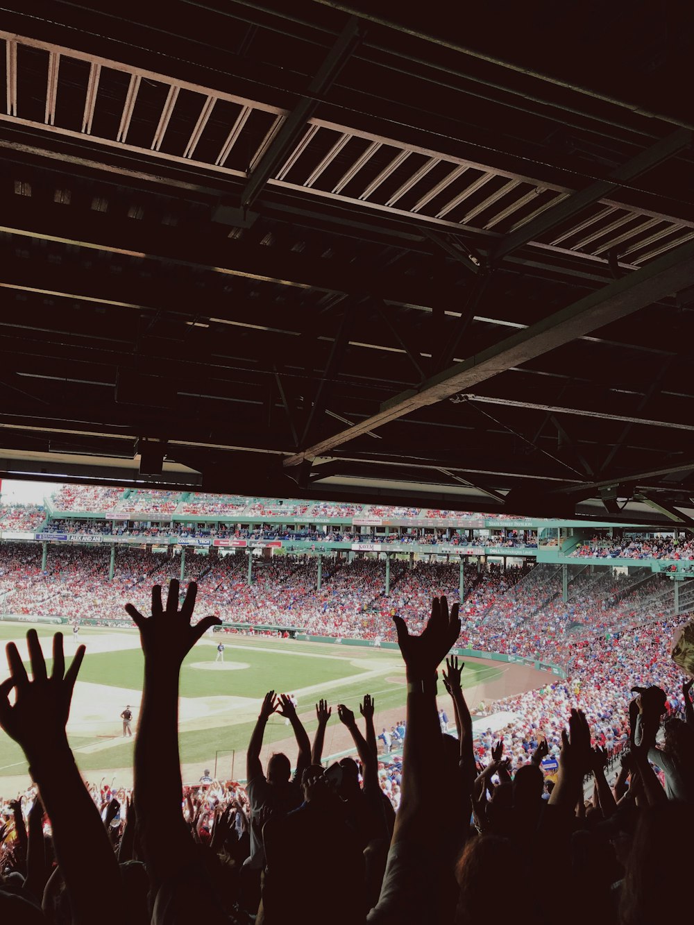 Menschen, die tagsüber ein Baseballspiel beobachten