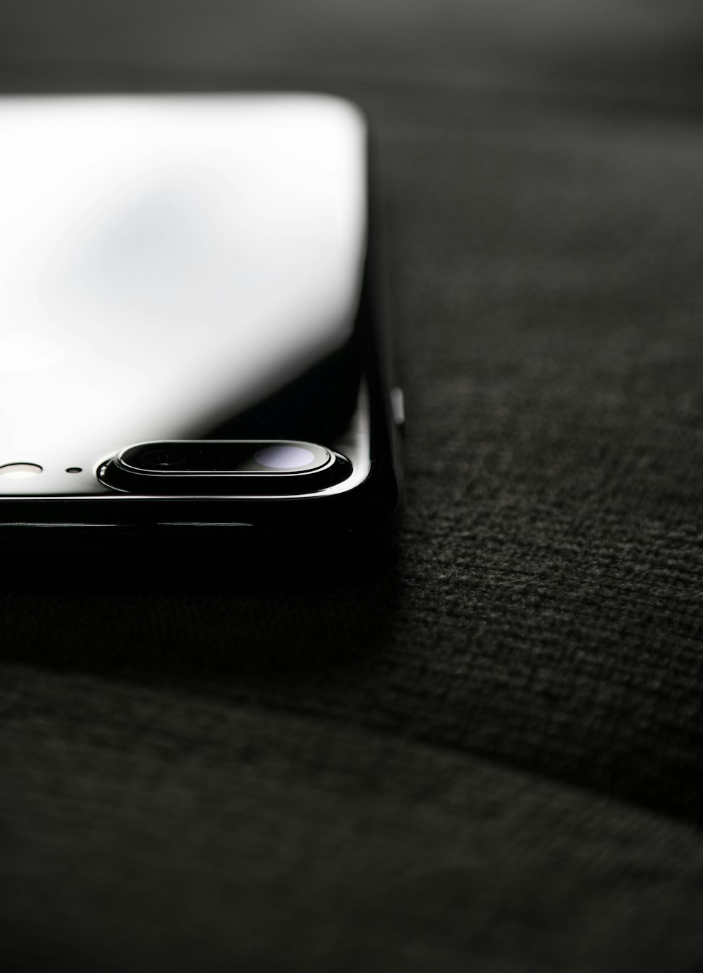 Ein Schwarz-Weiß-Foto eines Mobiltelefons