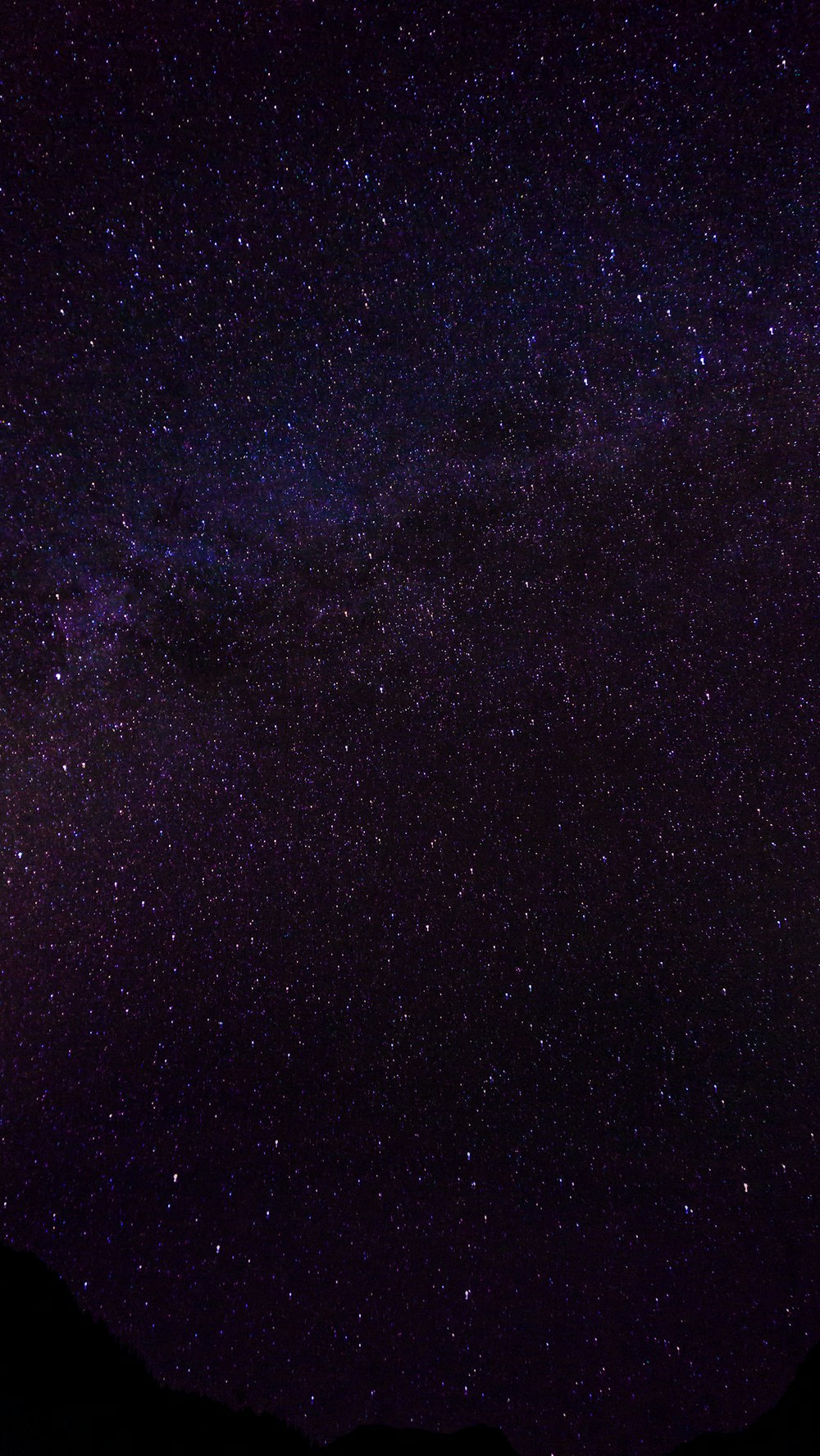 Hình nền thiên hà màu tím sẽ mang đến cho bạn một trải nghiệm độc đáo và lãng mạn, khiến bạn cảm thấy như đang ngắm nhìn vẻ đẹp của vũ trụ ngay trong không gian của màn hình điện thoại của mình.