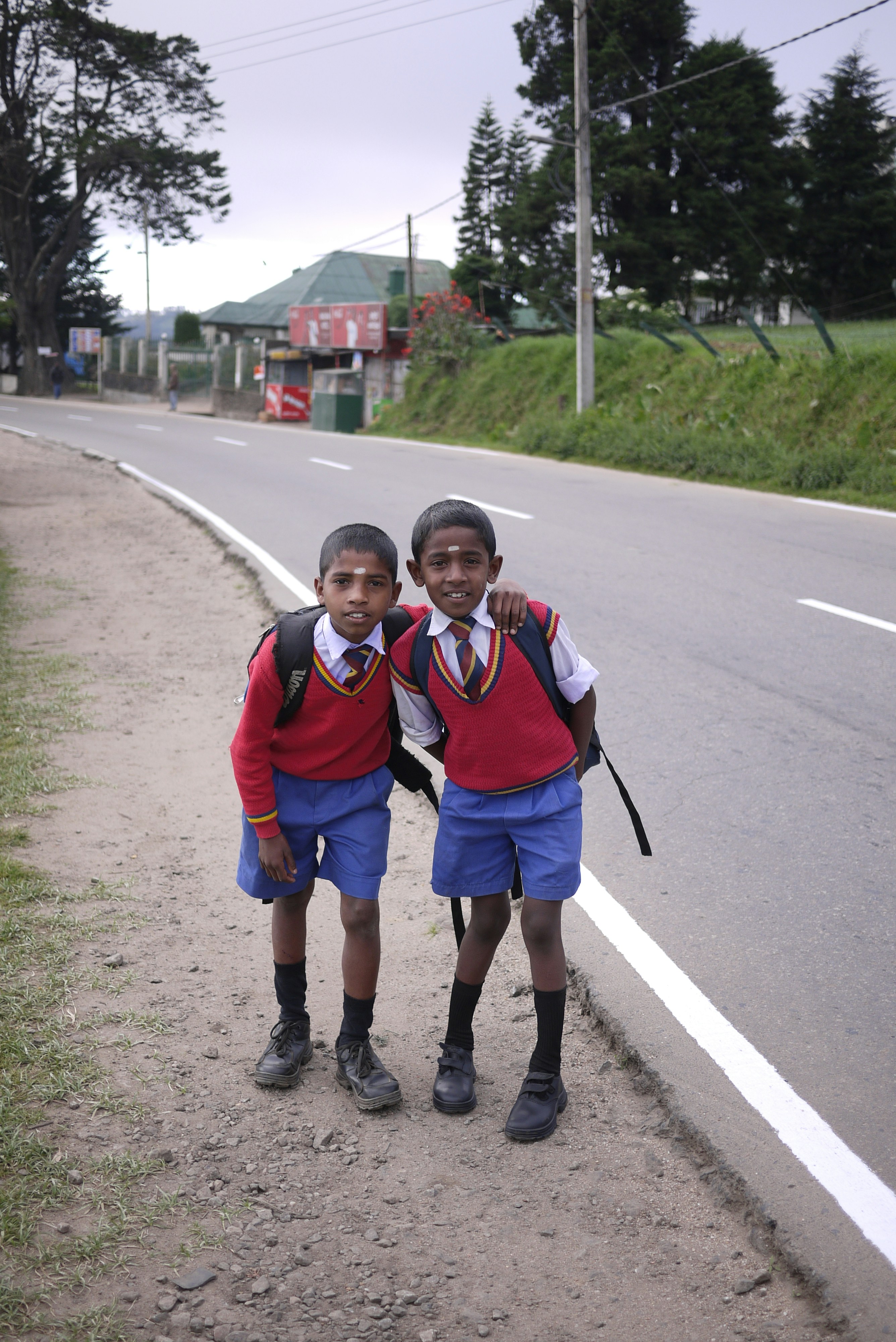due pantaloncini blu da bambino