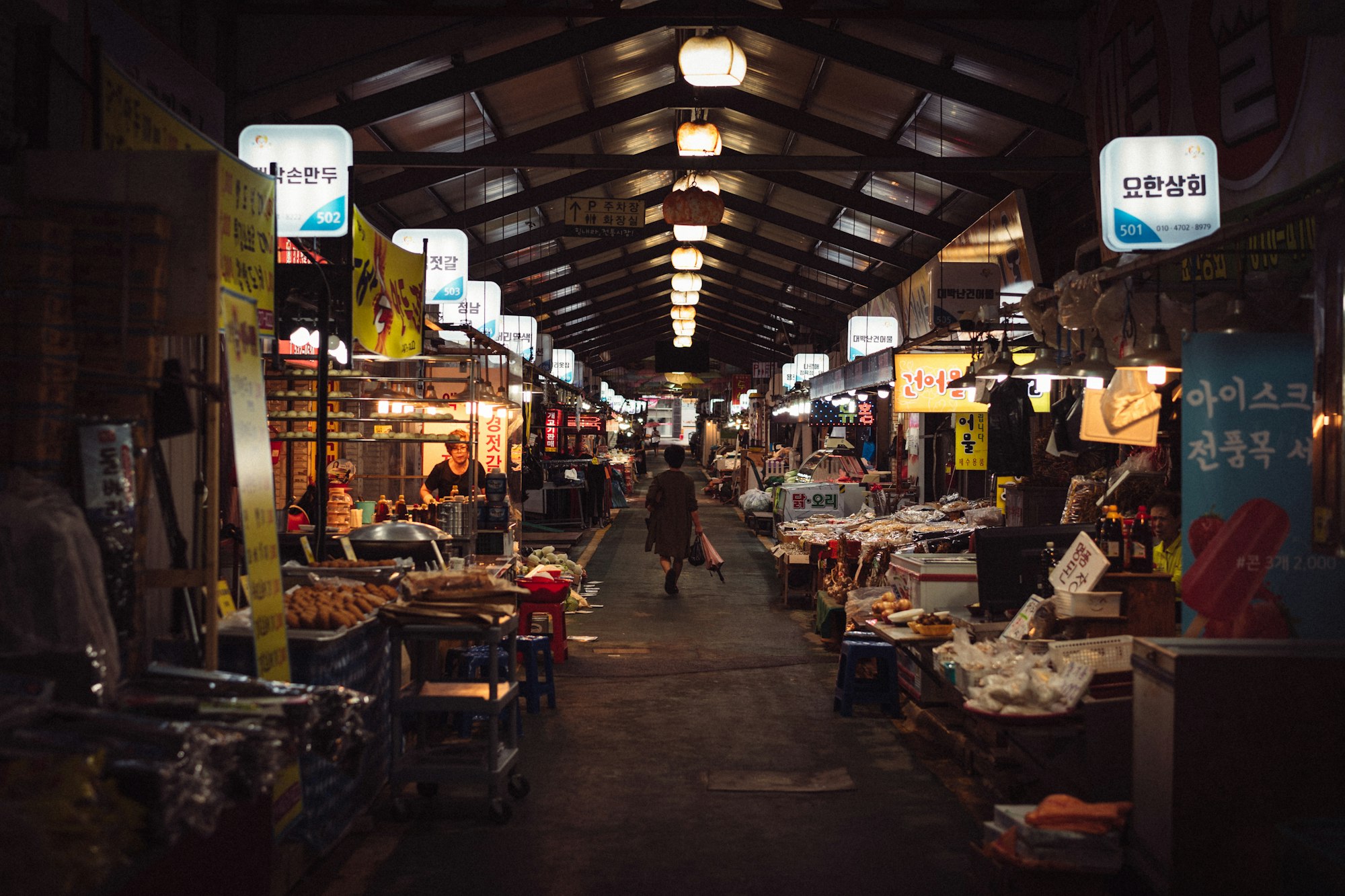 Korean traditional markets are very interesting. Is it the charm of the East when it sells a wide range of items through narrow alleys? I wonder if it’s the charm of Korea! The whole way I walked, I was in joy.