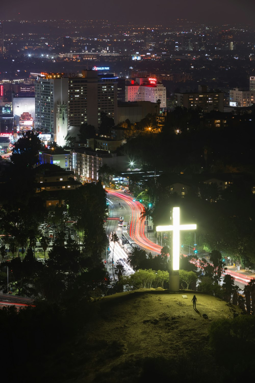 Fotografía aérea de edificios de hormigón por la noche