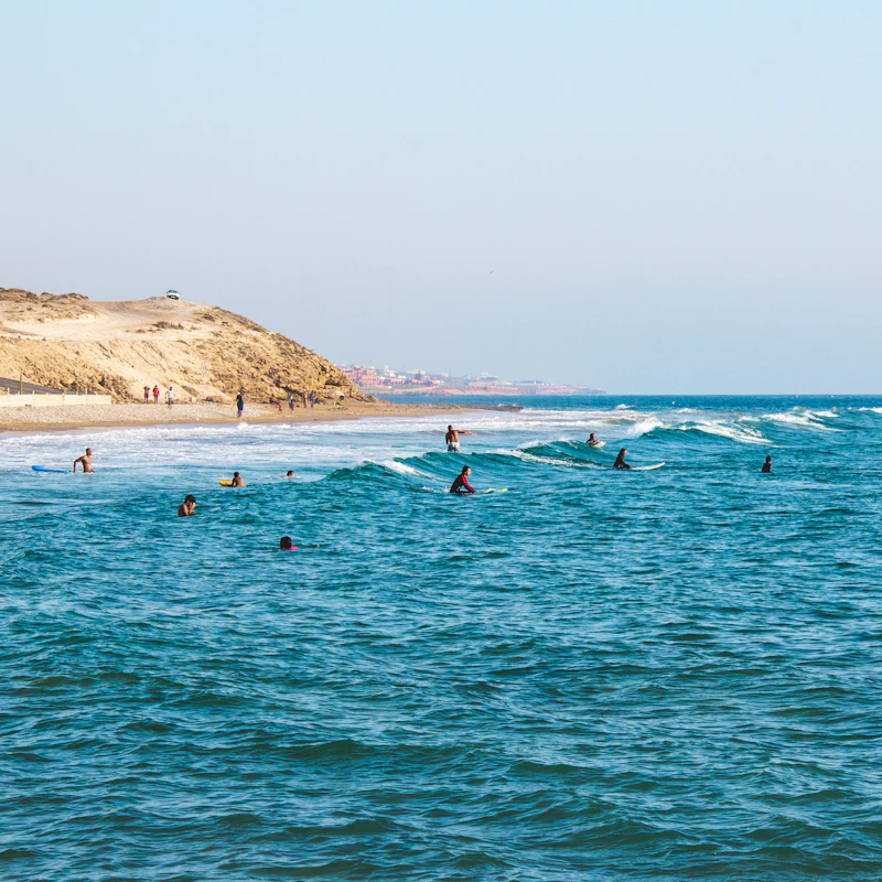 Surfeurs sur les vagues de Taghazout