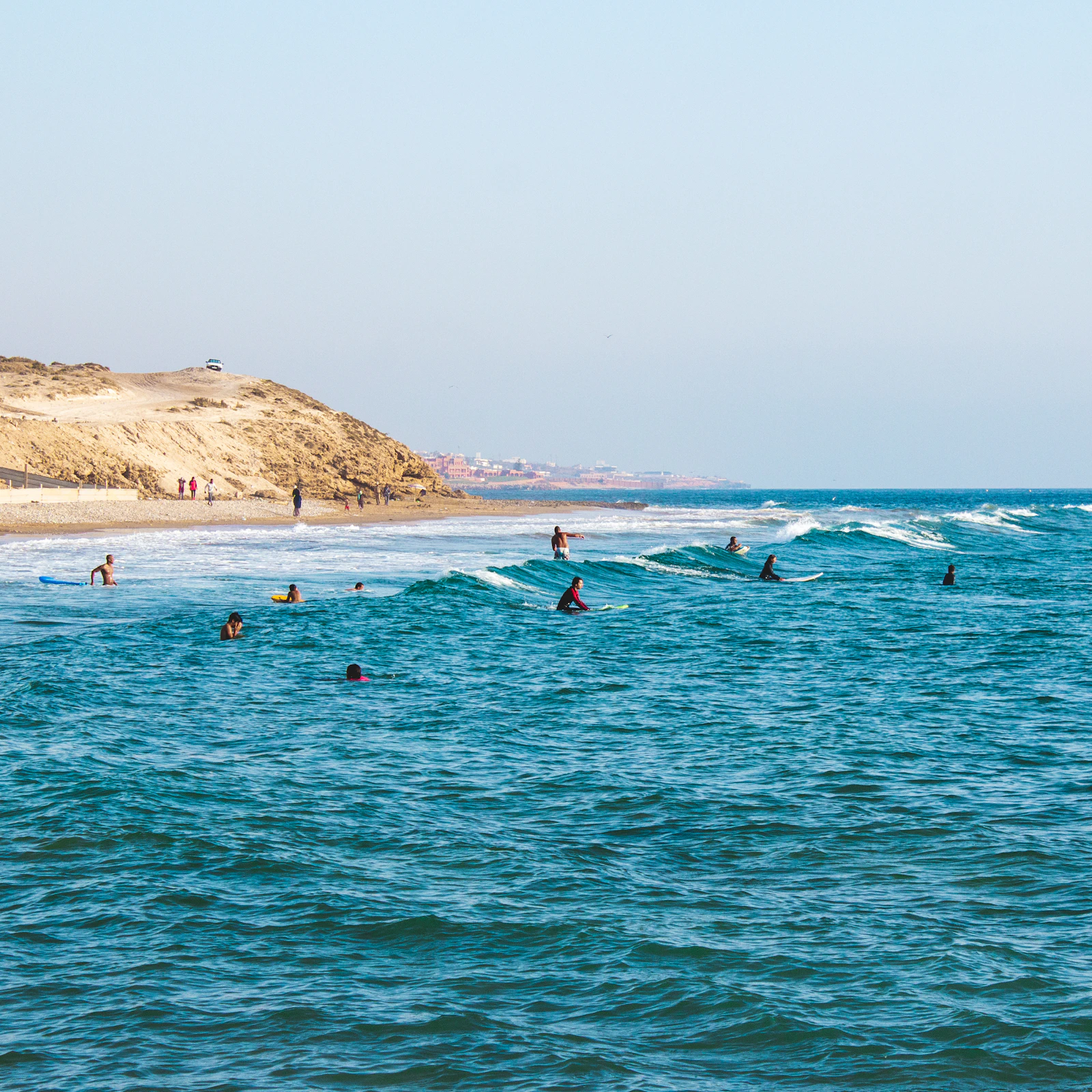 Surfeurs sur les vagues