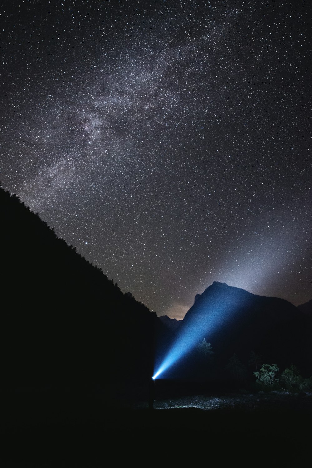 Noche estrellada sobre la montaña durante la noche