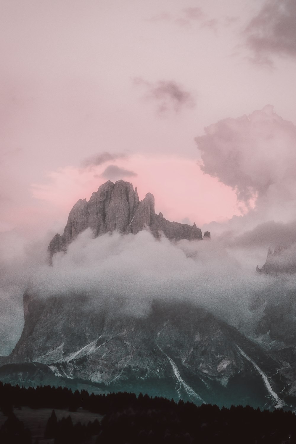 fotografia de paisagem de montanhas sob céu nebuloso