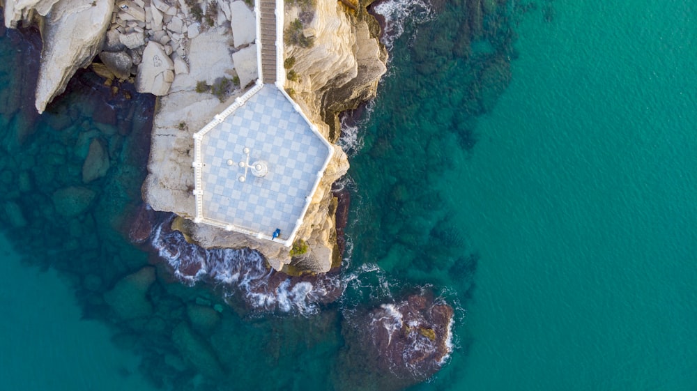 fotografia aerea di edificio blu e beige vicino allo specchio d'acqua