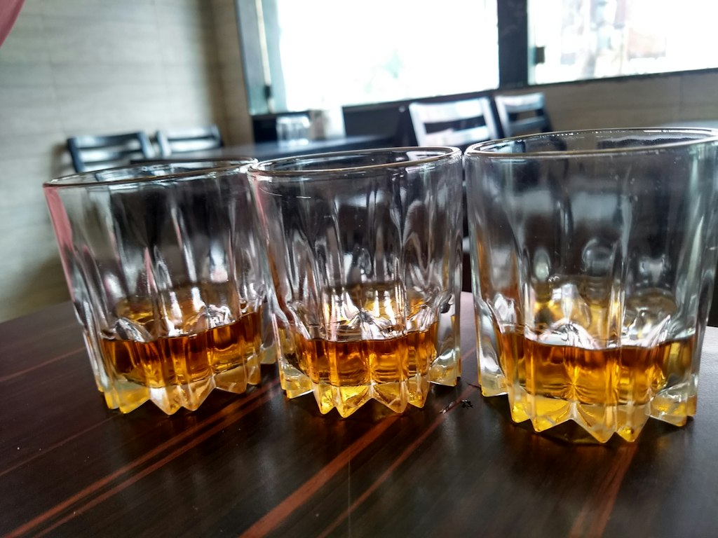 Set de 4 vasos de vidrio ámbar