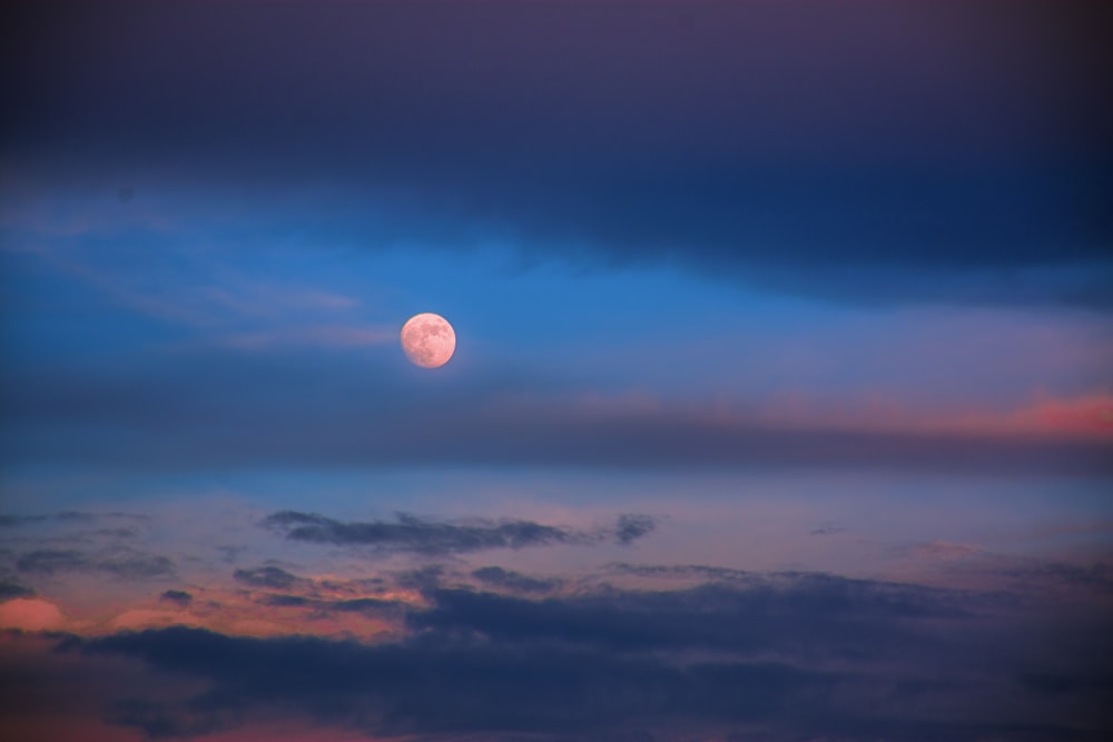 lua sobre nuvens brancas foto
