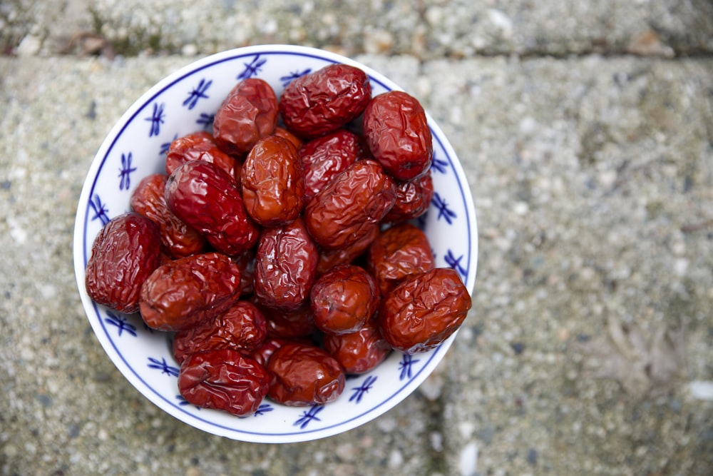 Piatto di noci marroni