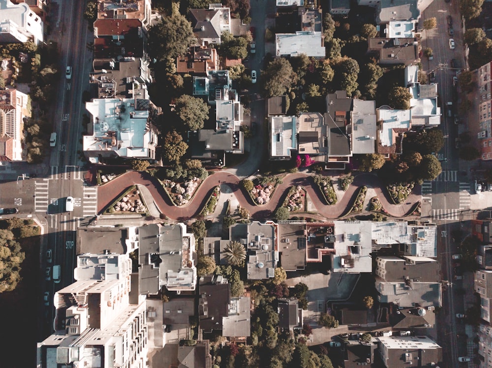 fotografia aérea de edifícios perto da estrada