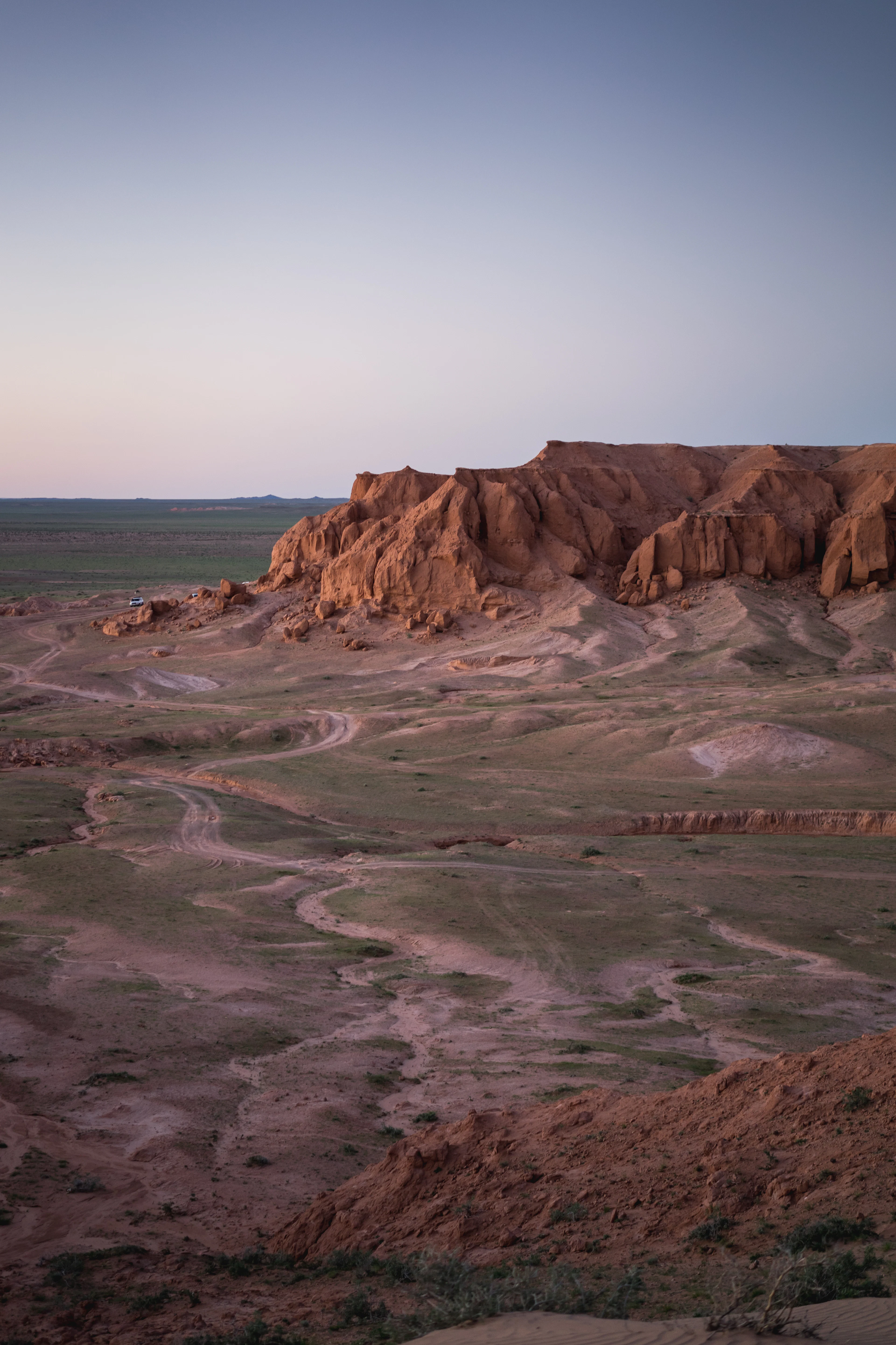 Говийн улаан шаварлаг хадан цохио, үдшийн гэрэлд