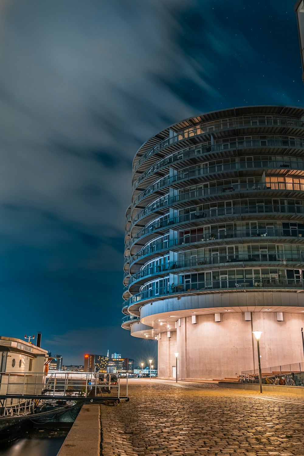 Foto de ángulo bajo de un edificio de hormigón gris