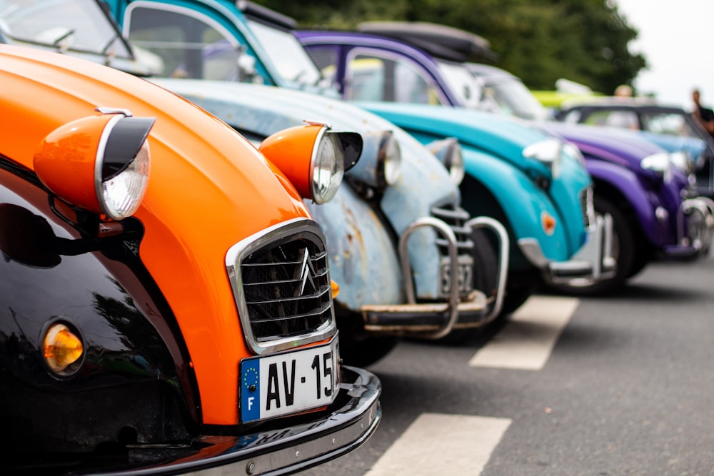 Fotografía de enfoque superficial de coches de colores variados