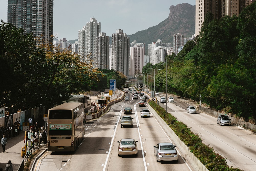 Vehículos cerca de edificios de gran altura