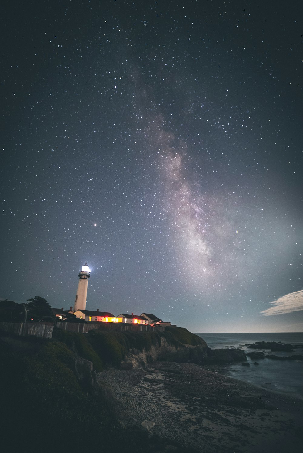 Phare près d’un plan d’eau