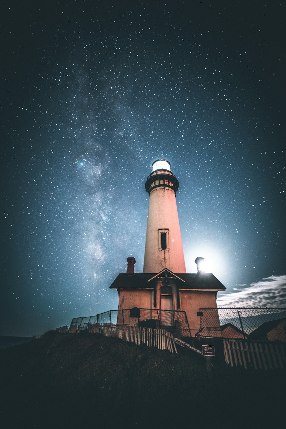 faro bianco e nero durante la notte