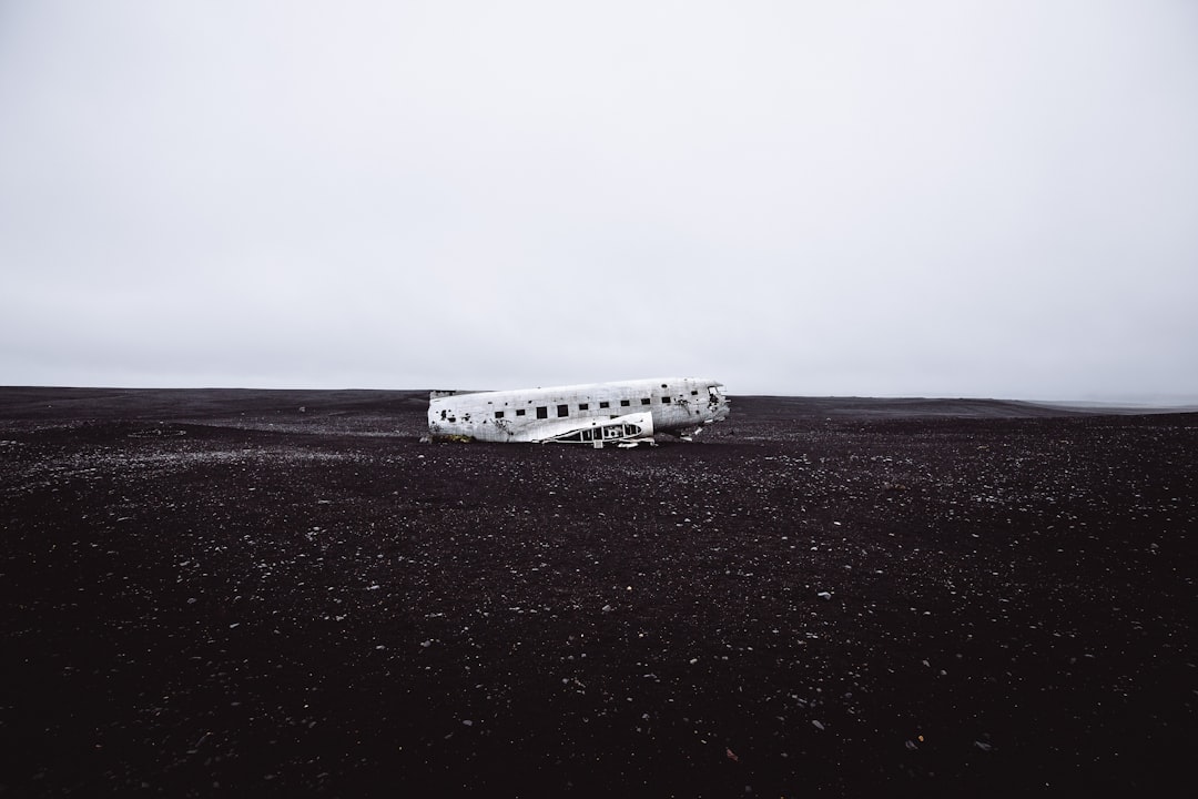 travelers stories about Desert in Solheimasandur, Iceland