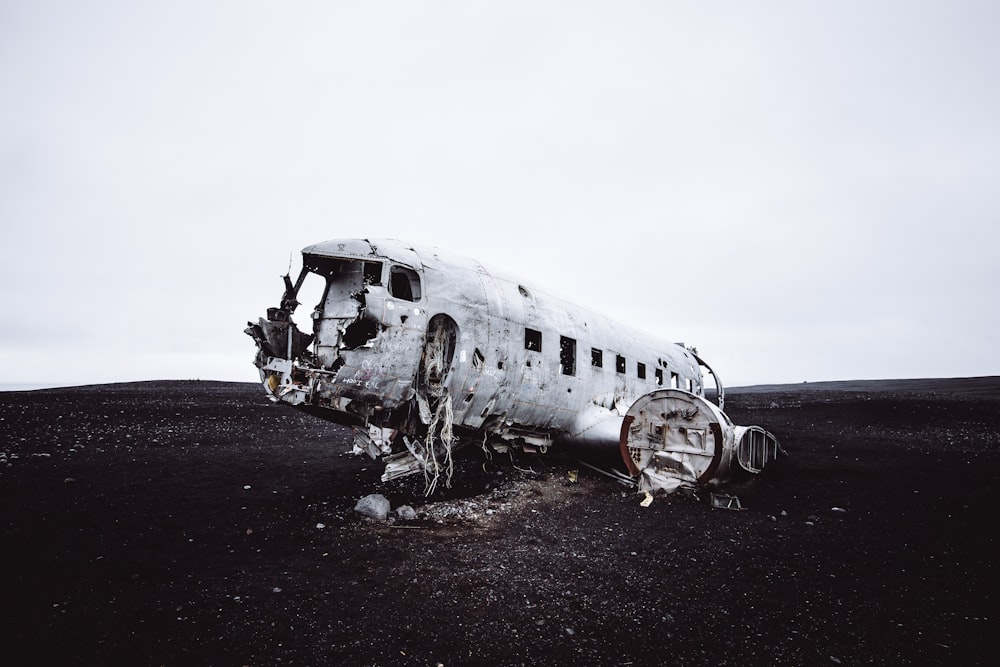 Avión militar gris destrozado