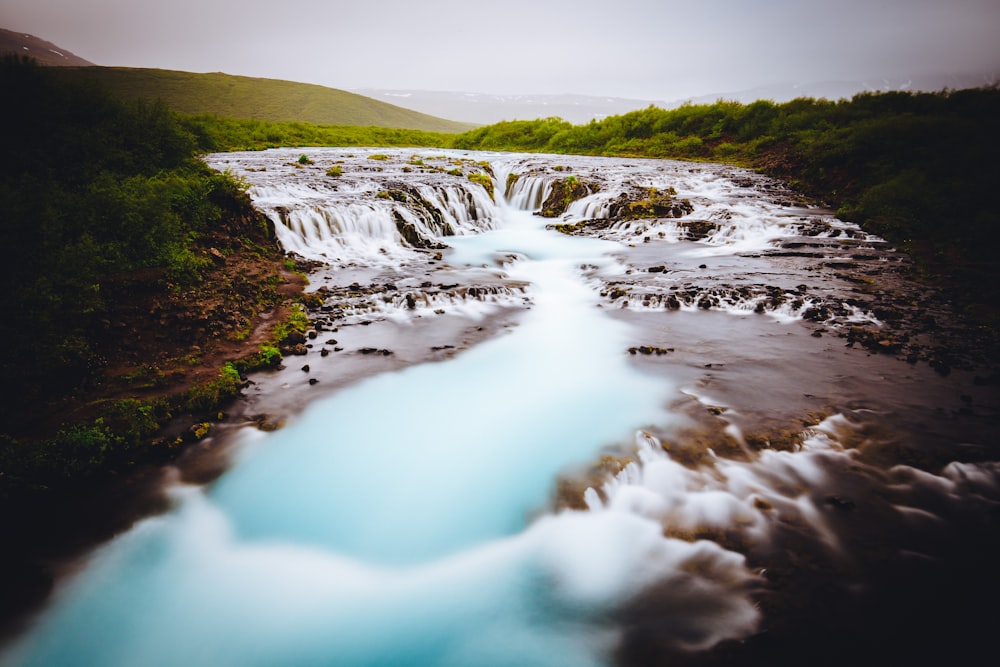 Landschaftsfoto eines Wasserfalls und Flusses