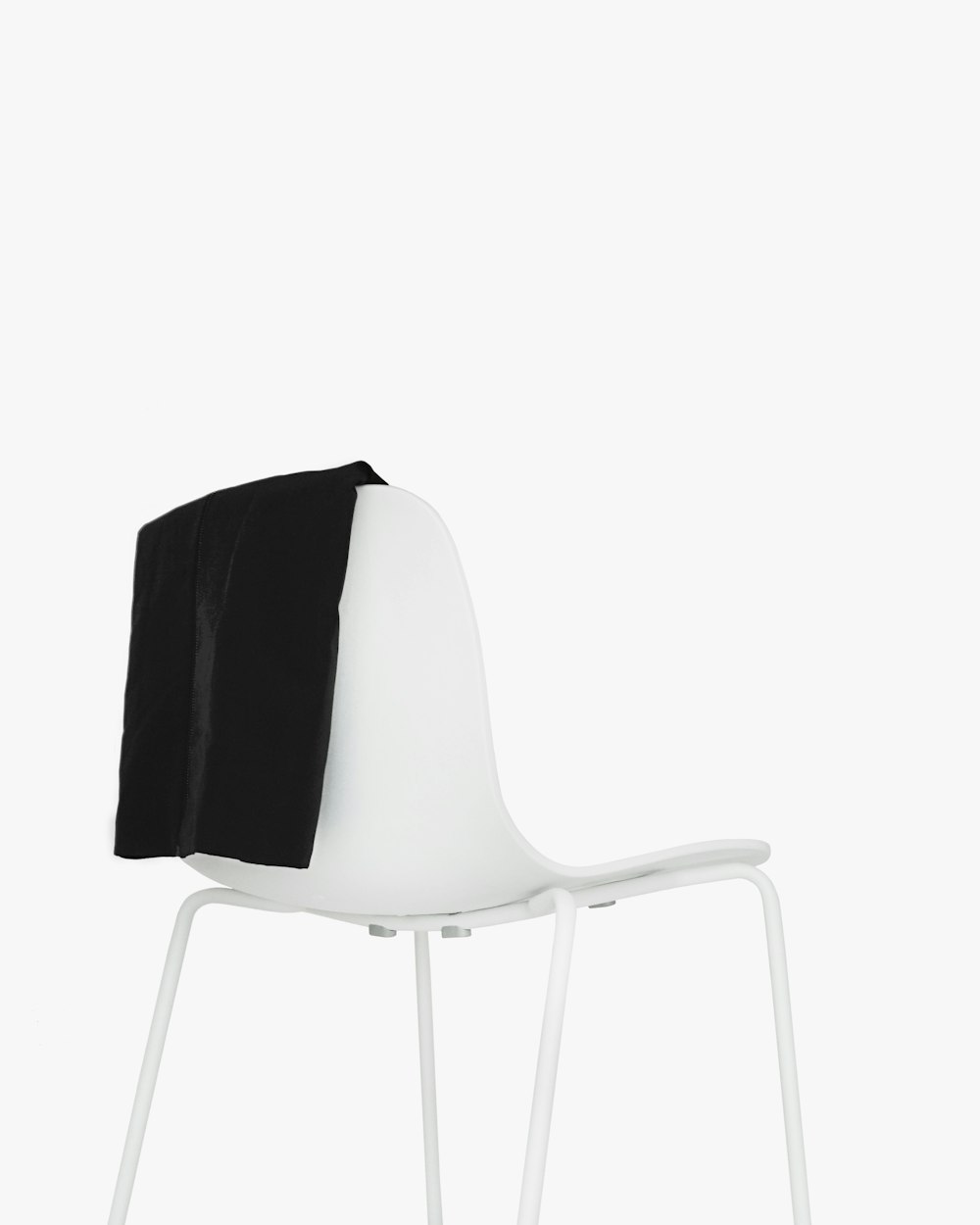 Fauteuil en métal blanc avec fond blanc