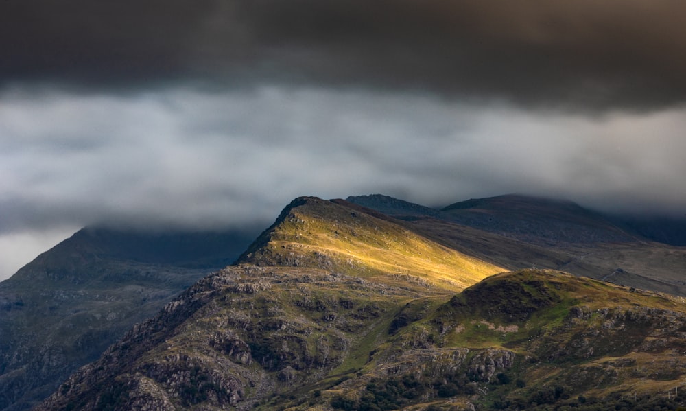 mountain under cloudy sky