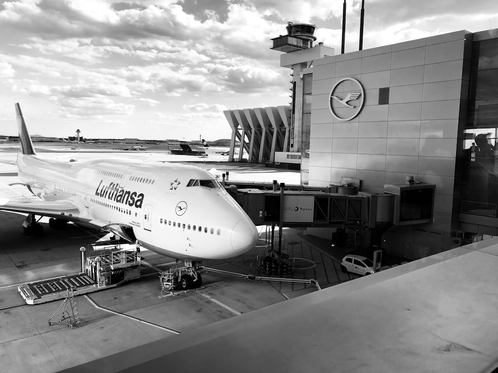 Fotografía en escala de grises del aeropuerto