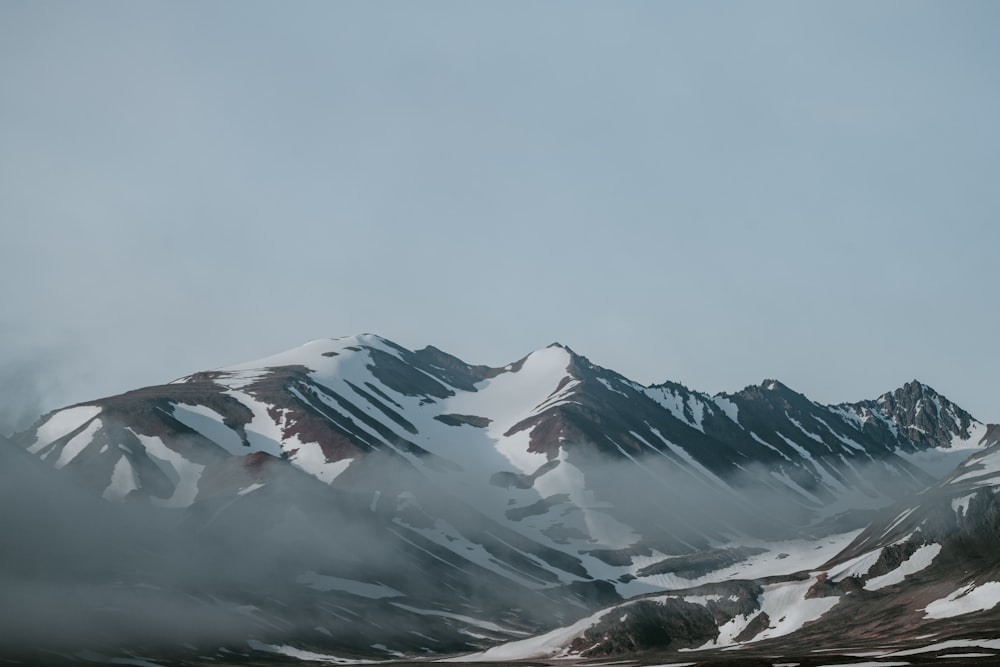 montagna sotto il cielo bianco