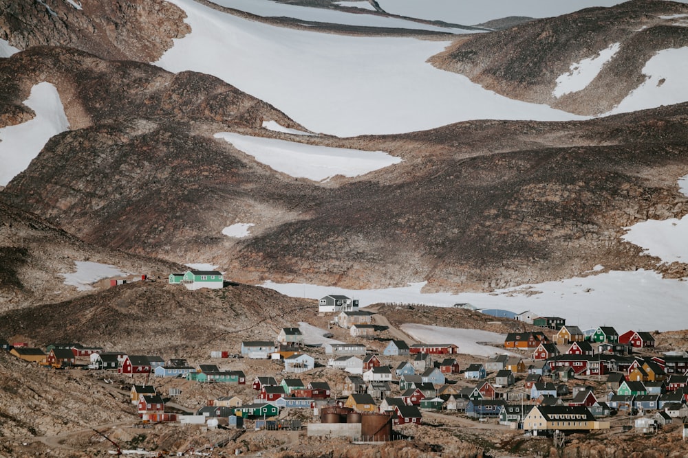 Cidade perto de montanhas e campos de neve