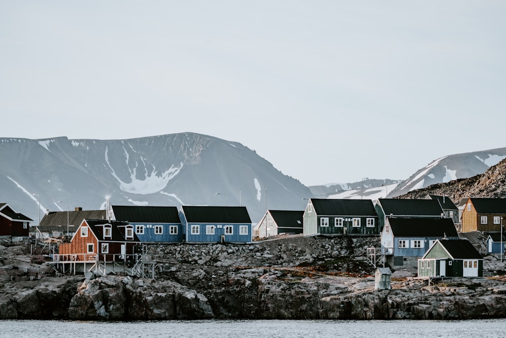 Häuser in der Nähe von Bergen und Gewässern