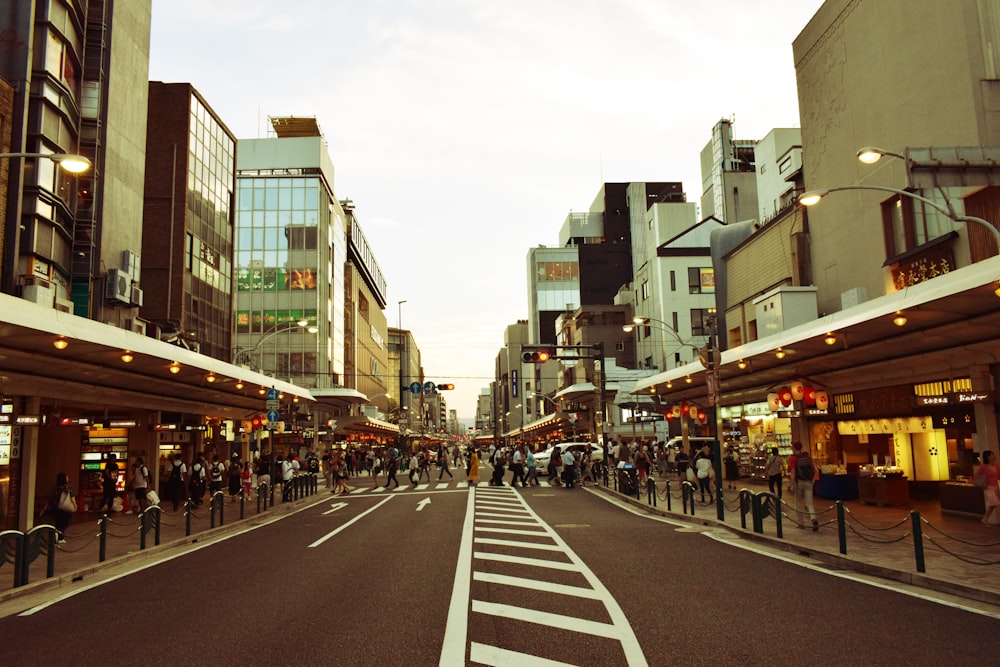 persone che camminano per strada