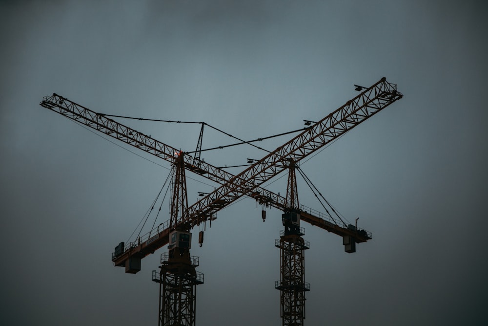 grue à tour en acier jaune